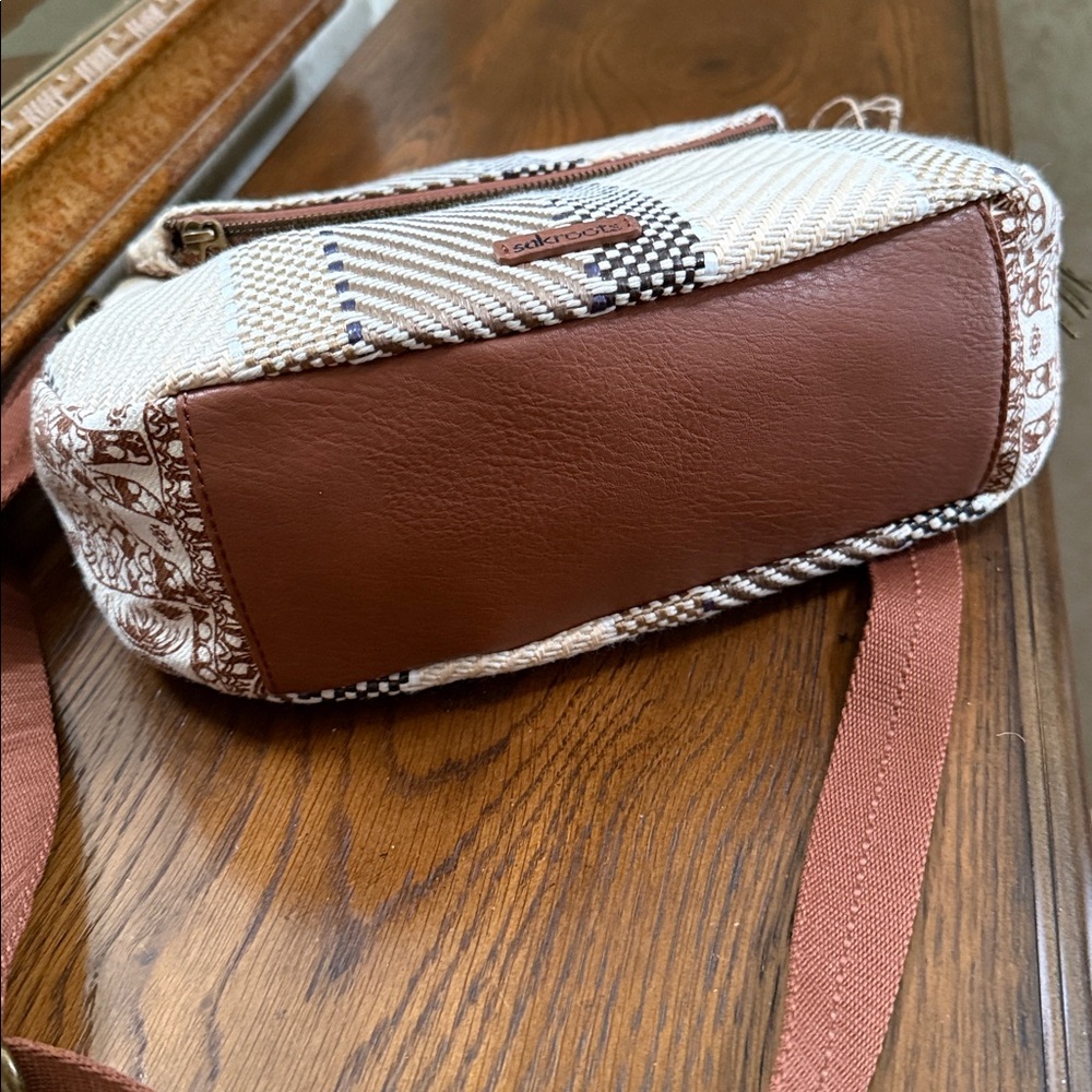 Sakroots by the SAK, Tan and Brown Crossbody Bag. Exterior top zip opening/flap. - Picture 12 of 16